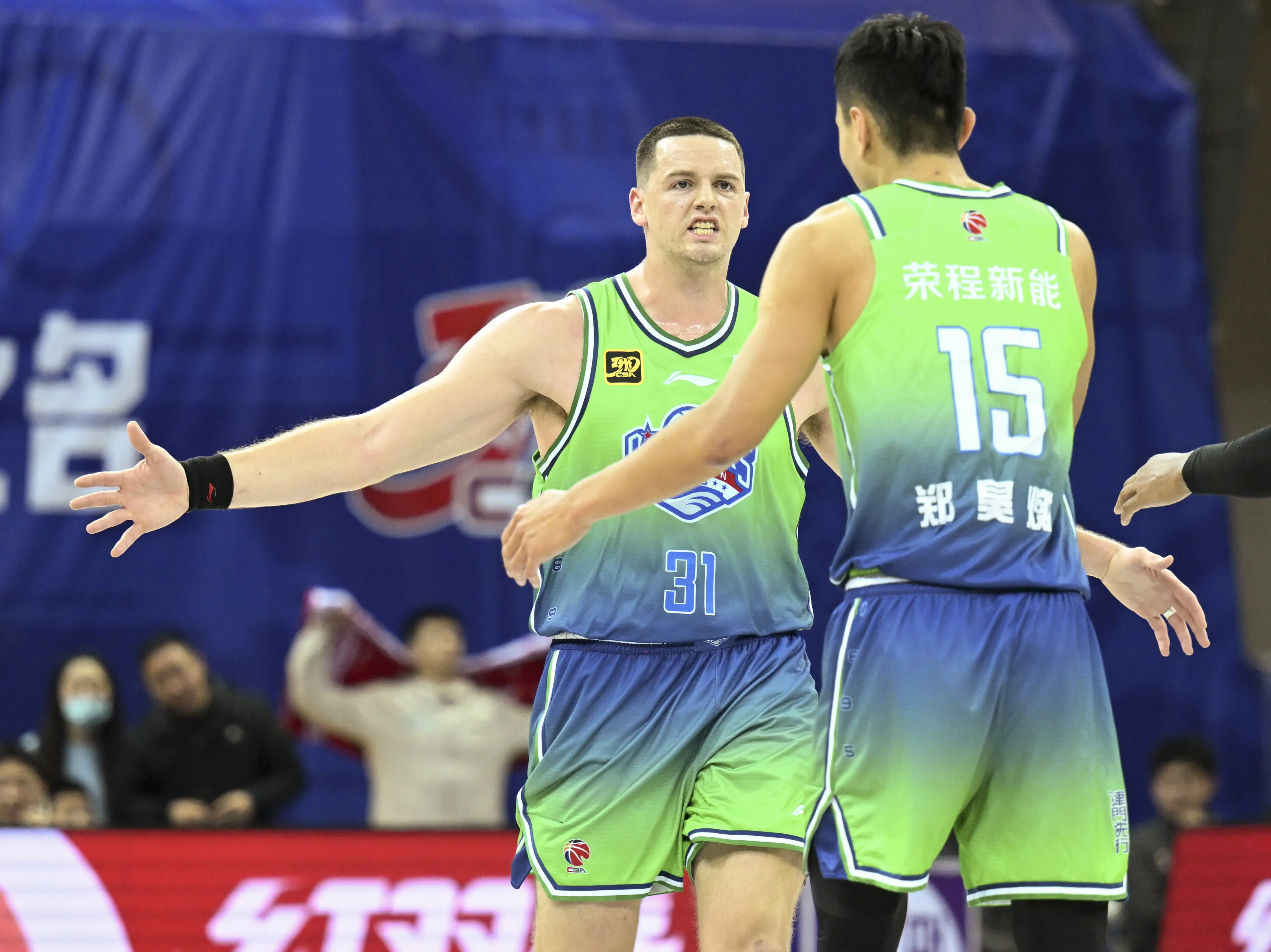 关于NBA总决赛今晨走向成谜，山东男篮绝杀压哨，质疑声仍在，团队化学反应显著的信息