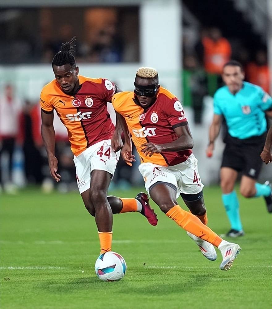 包含赛地聚焦：欧联今夜热度飙升，菲尼克斯太阳内部沟通，球迷炸锅，更衣室氛围转暖的词条